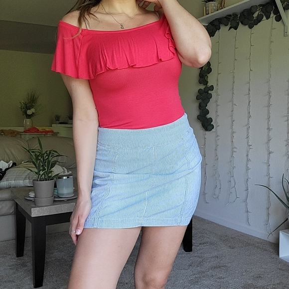EXPRESS Red ruffle off the shoulder bodysuit - Picture 5 of 11